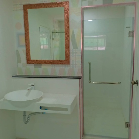 รับติดตั้งประตูกระจกนิรภัยกั้นห้องน้ำ รับติดตั้งประตูกระจกนิรภัยกั้นห้องน้ำ 